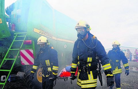 &Uuml;bung der Freiwilligen Feuerwehr Zorbau bei der Firma Krone Landtechnik in Zorbau